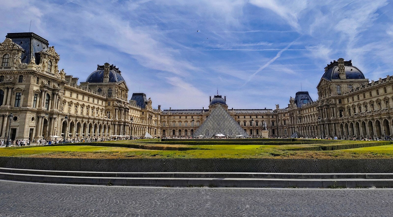 La pyramide du Louvre et la cour Napoléon par une matinée ensoleillée