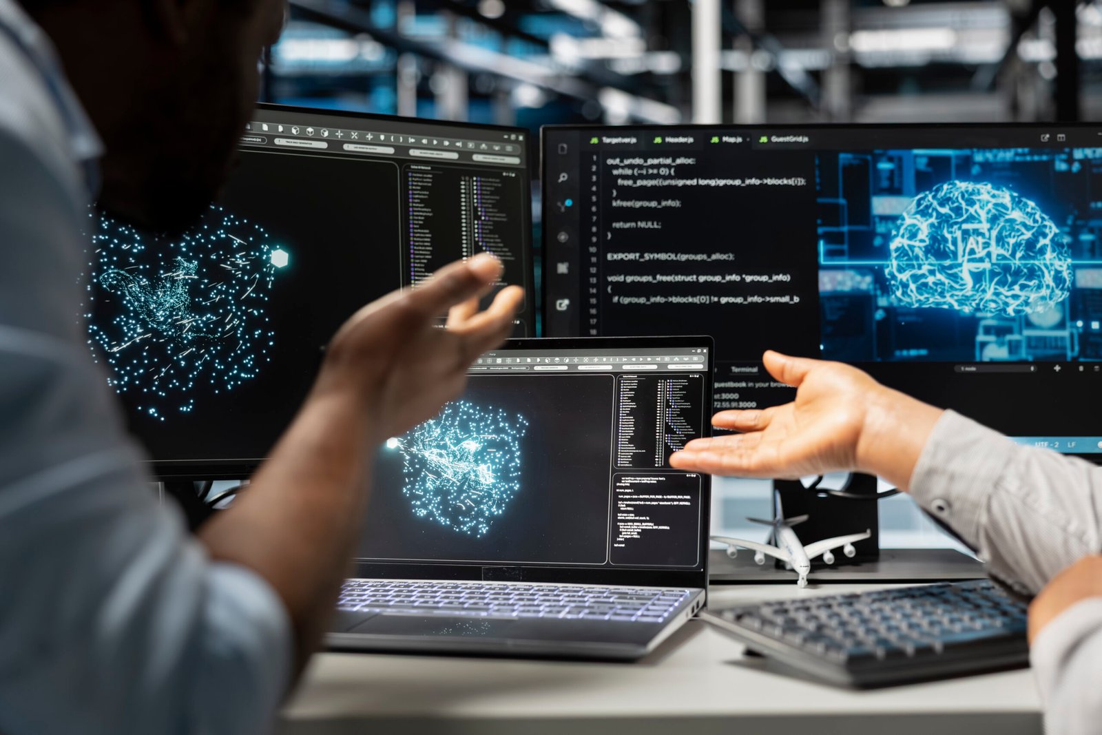 Une équipe tech analyse des modèles d’IA sur écrans dans une startup